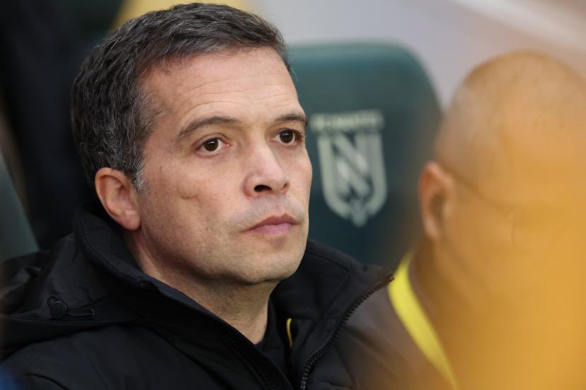 Courage à cet homme qui n’a pas pu faire ce qu’il voulait, abandonné comme ses prédécesseurs par la direction, linché dans son dos, humilié même.

Le positif c’est qu’il sera loin de ce qu’est devenu ce club de merde et qu’il pourra réussir ailleurs car c’est un bon entraîneur