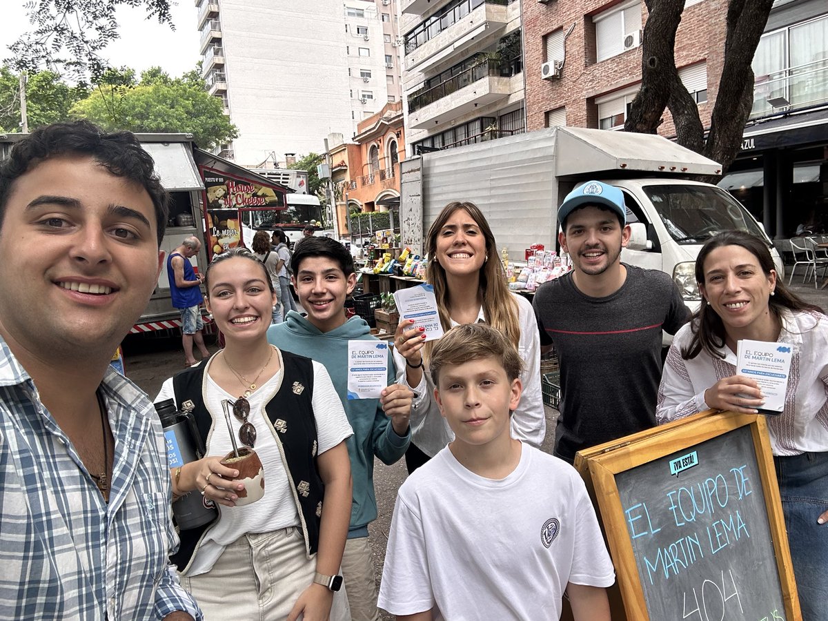 faraujo404's tweet photo. Junto a @AntoQuijada2, @emiglielma, @flospangenberg, @FranBonahon, @nicogarcia_04 y Mati estuvimos en la feria de Tomás Diago y Bv España invitando a la despedida de año de la 404 junto a @MartinLemaUy y escuchamos las propuestas de los vecinos y feriantes para mejorar Montevideo https://t.co/B19jnAyu7p