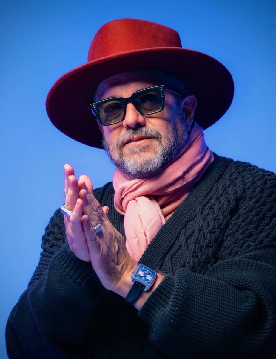 💔 Fra i tanti musicisti che dobbiamo piangere quest’anno, purtroppo nelle ultime ore si è aggiunto anche Raúl Malo, l’inconfondibile voce dei Mavericks. 

Malo, che ci ha lasciato a soli 60 anni, era un artista straordinario, capace di fondere country, rock, latin sound e