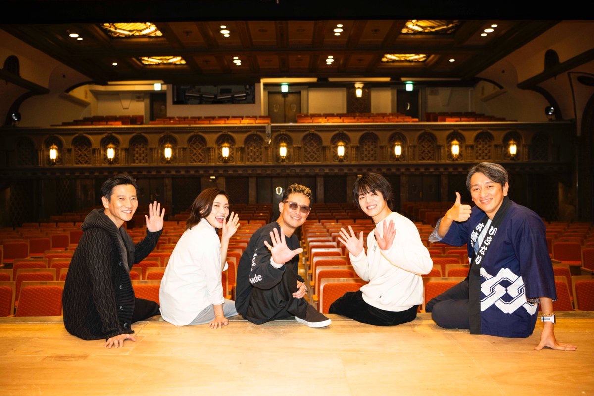hibye_net's tweet photo. ━━━━━━━━━━━━━━━
 ︎ ︎ ︎ ︎いきなり本読み！in 三越劇場︎ ︎
━━━━━━━━━━━━━━━
12月10日19:00公演 無事に終演いたしました！

ご来場・ご参加いただいた皆さま
お心寄せくださった皆さま、誠にありがとうございました📖´-

上演台本は岩井秀人の「ごっちん」でした🍎⚽️

「お前も本読み！」の皆さまとのラップバトルや
サイコパス黒田先生などの爆笑シーンもある一方で
ごっちんの悲痛な叫びが響く切ない瞬間もあり
色とりどりの感情が交差する時間となりました。

物語をともに作ってくださった「お前も本読み！」の皆さま
ありがとうございました🎤✨

撮影/平岩享

#松岡昌宏
#津田寛治 @lasette_staff 
#星野真里
#室龍太 @RyutaMuro_66 
#岩井秀人 @iwaihideto

#いき��り本読み