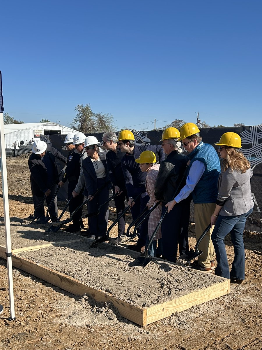 clacctx's tweet image. 🚧✨ Great day in Kemah! We joined the City of Kemah &amp;amp; Dakota Enterprises for a groundbreaking celebrating new growth in our community. Proud to support momentum that strengthens local business &amp;amp; opportunity. 💙 #ClearLakeAreaChamber #Kemah #CommunityStrong