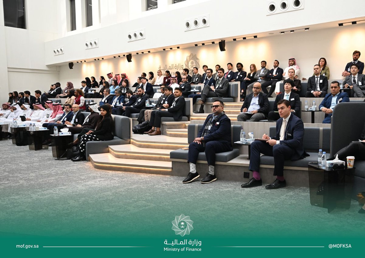 بحضور معالي نائب وزير المالية الأستاذ عبدالمحسن بن سعد الخلف، استقبلت وزارة المالية وفدًا من طلاب وطالبات وأعضاء هيئة تدريس كلية لندن للأعمال، وذلك في إطار جهودها لتعزيز الشراكة مع المؤسسات الأكاديمية، والتعريف برحلة التحول الوطني تحت مظلة #رؤية_السعودية_2030