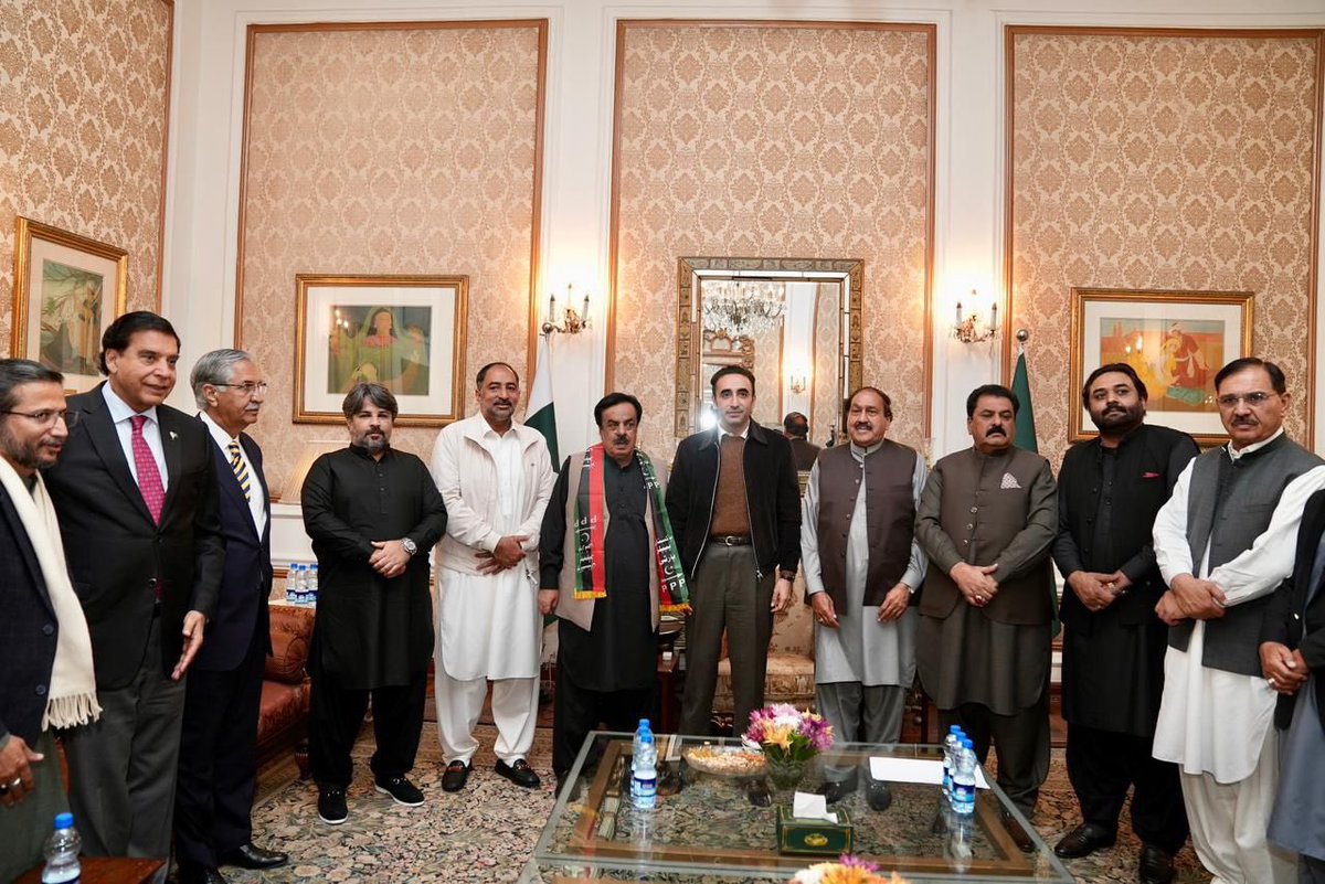 MediaCellPPP's tweet photo. لاہور: پاکستان پیپلزپارٹی کے چیئرمین بلاول بھٹو زرداری سے پی ٹی آئی چھوڑ کر پی پی پی میں شمولیت اختیار کرنے والے ضلع لیہ کے سجاد حسین خان تنگوانی المعروف سجن خان نے حاجی محمد رمضان بھلر کے ہمراہ گورنر ہاؤس میں ملاقات کی، چیئرمین بلاول بھٹو زرداری نے سجن خان کو پی پی پی میں شمولیت پر خوش آمدید کہا۔
@BBhuttoZardari