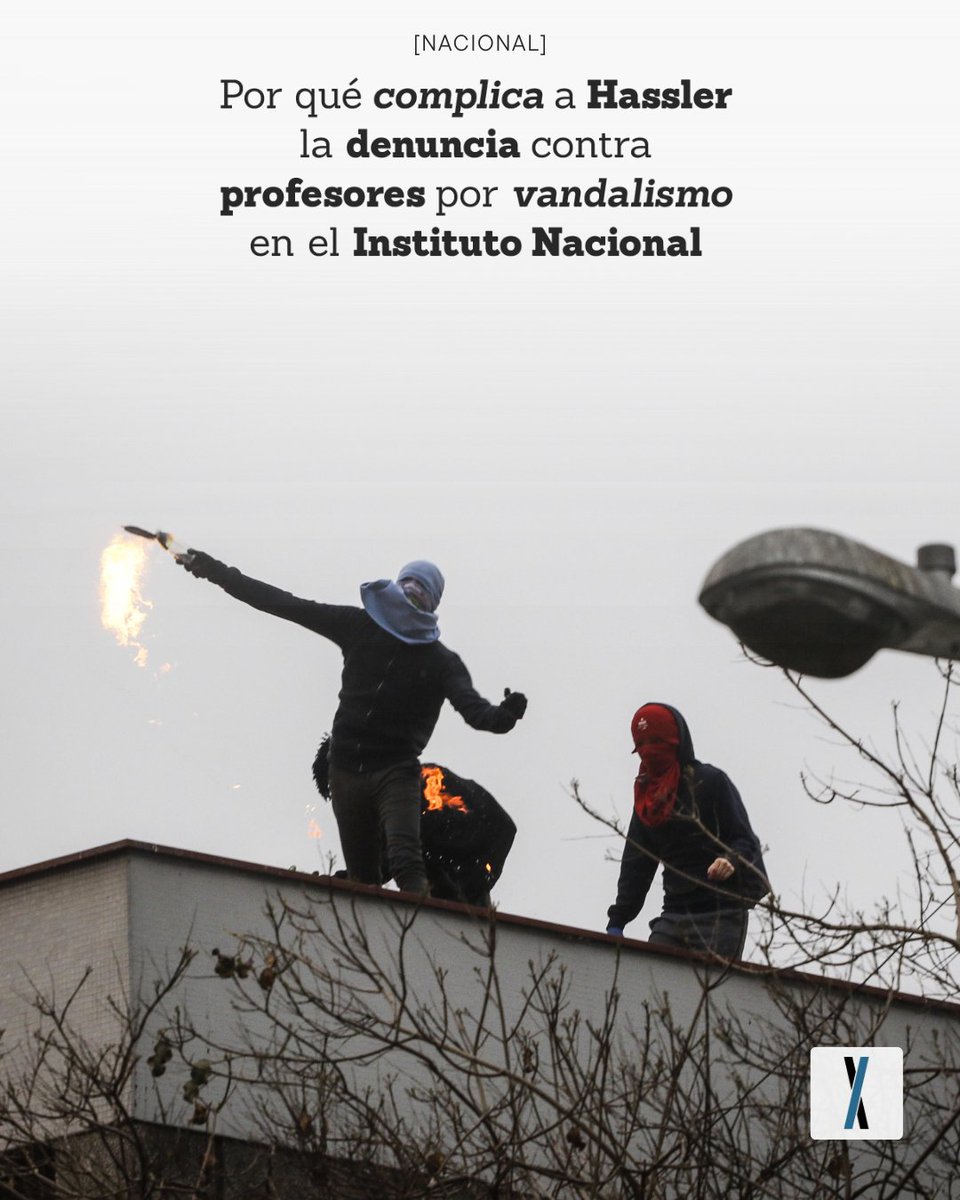 Se trataría de insumos que suelen utilizar los encapuchados vestidos con overoles blancos en los desórdenes registrados afuera del establecimiento. Los docentes aludidos serían un profesor de voleibol y una de filosofía. ➟ tinyurl.com/chkzvkau