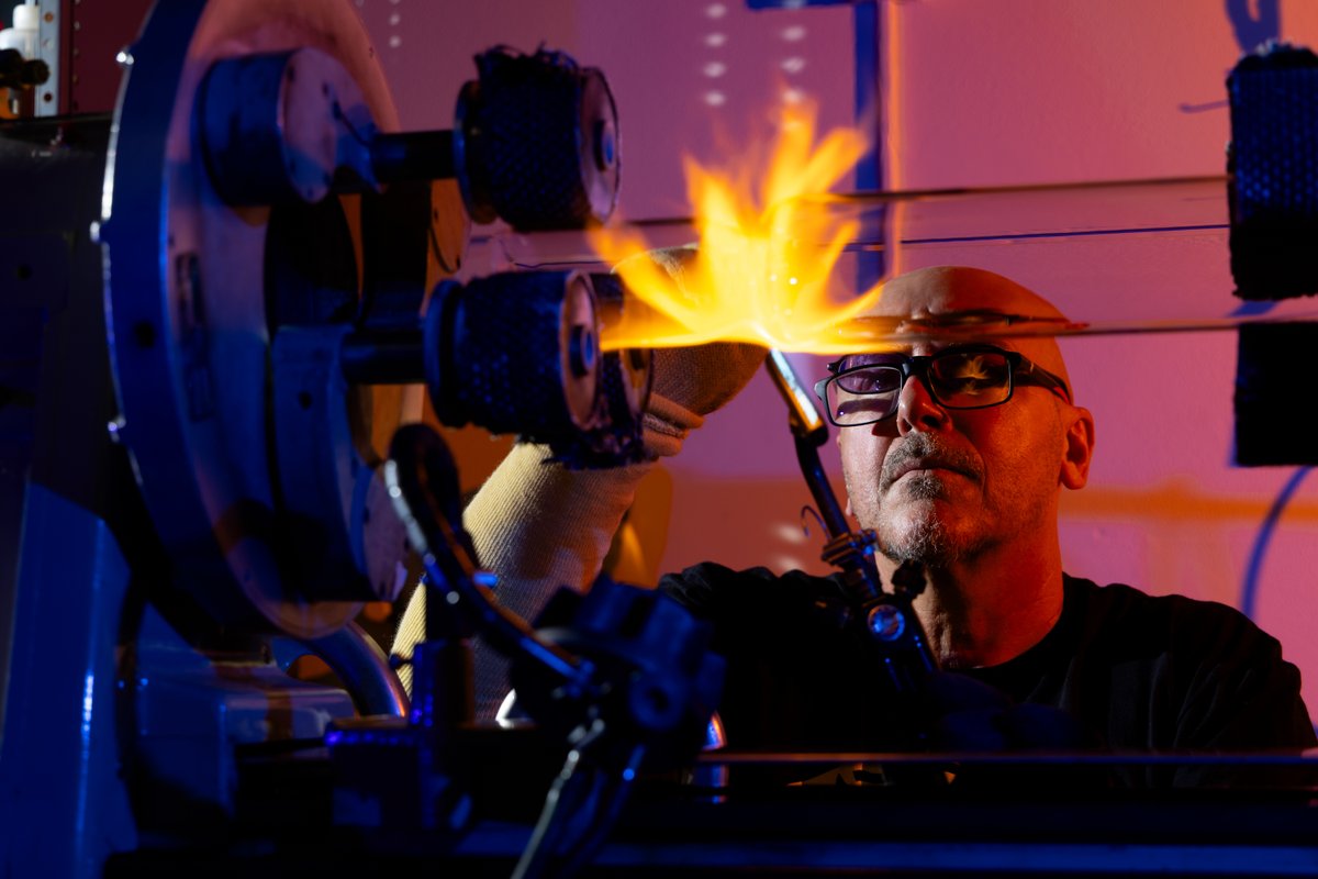 UCR_ScienceNews's tweet image. Meet Stephen Lepore — the mastermind behind @UCRiverside's “hidden #glass shop,” building custom scientific gear, upgrading #lab equipment, &amp;amp; repairing pricey #instruments #labs would otherwise scrap. Read here how his work powers UCR #science: 
insideucr.ucr.edu/stories/2025/1…
@UCRCNAS