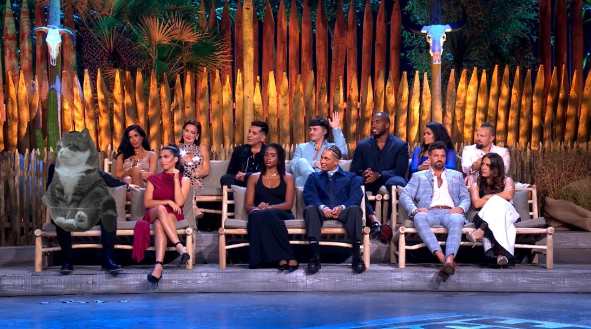 esquiresydney's tweet photo. First season and first chair at the reunion is kind of iconic @LisaVanderpump 

#TheChallenge41 https://t.co/AFme4NBMn9