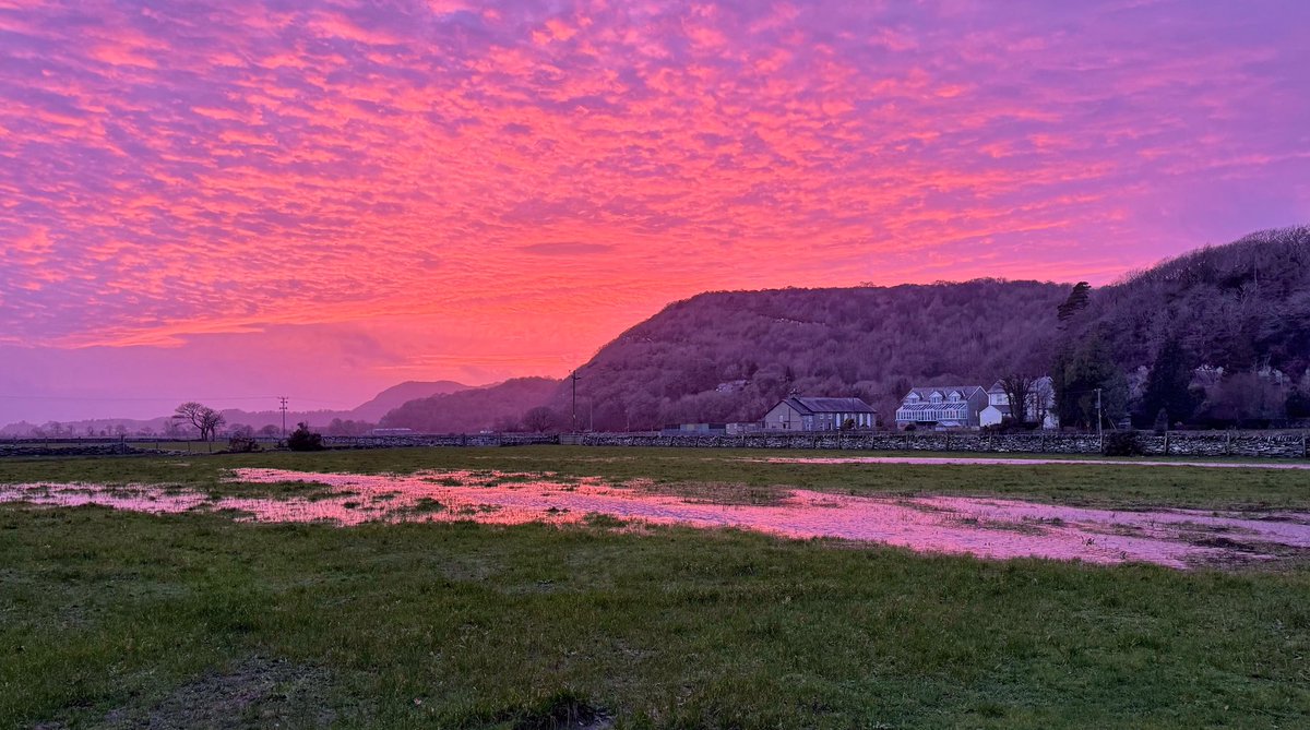 Weird sunset and mackerel sky over Prenteg this evening