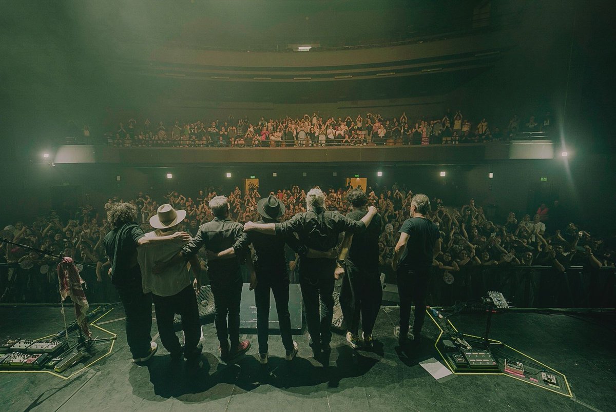 loveoflesbian's tweet photo. Nos parece un tsunami de emociones cada mirada y cada grito. ¡Gracias infinitas a nuestro ejército de salvación por acompañarnos en Santiago!

Hoy cerramos #LaHermandadTour en Latinoamérica: nos vemos en Buenos Aires… será inolvidable.

#loveoflesbian #Chile https://t.co/htp0Umt22m