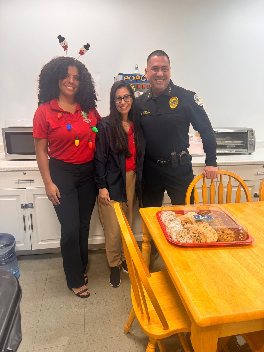 SIBPD's tweet image. Today, Miami-Dade District 4 County Commissioner Micky Steinberg stopped by to drop off some delicious cookies as a heartfelt thank-you to our officers for the incredible work they do every day to keep our community safe. We appreciate your support @MickySteinberg!