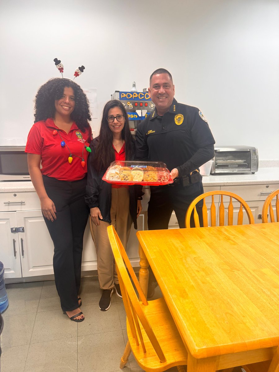 SIBPD's tweet image. Today, Miami-Dade District 4 County Commissioner Micky Steinberg stopped by to drop off some delicious cookies as a heartfelt thank-you to our officers for the incredible work they do every day to keep our community safe. We appreciate your support @MickySteinberg!
