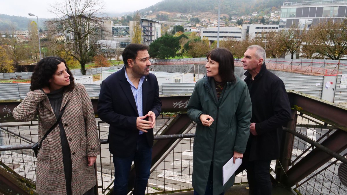 anaponton's tweet photo. Hoxe, co vicerreitor e decanas e decanos do campus de Ourense, un referente na formación e a investigación que hai que apoiar con máis recursos. 

Para iso, desde o BNG propoñemos incrementar o financiamento da universidade pública ata o 1,5% do PIB. https://t.co/72UgH87uq3