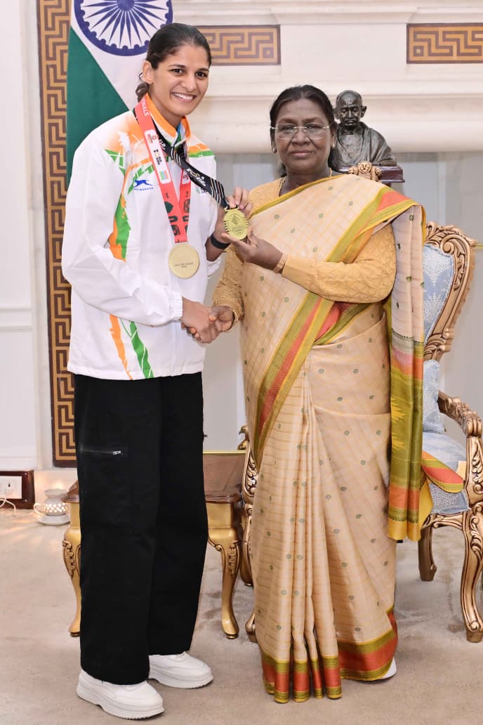 📸 BFI President Mr Ajay Singh, Olympic medallist Vijender Singh, BFI officials, along with India’s boxers, pictured with the Hon’ble President of India Smt. Droupadi Murmu! 

A proud moment celebrating India’s boxing legacy and future. 🇮🇳🏆🥊 (2/2)