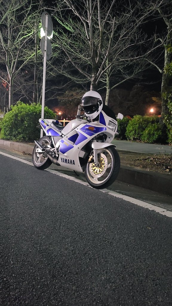 KYDZXFap's tweet photo. セパハンをブリッジ下まで下げたいけど、メーターとマスター干渉するしどうしよ。別体タンクが可能性高めやけどいけるかなぁ。
ディスクとパッド新品入れたからラジポンいれたさもあるし。。。
この隙間どうやってんだ先人達はw
#バイク乗りと繋がりたい 
#TZR 
#TZR250 https://t.co/DbPXWA8Wtp