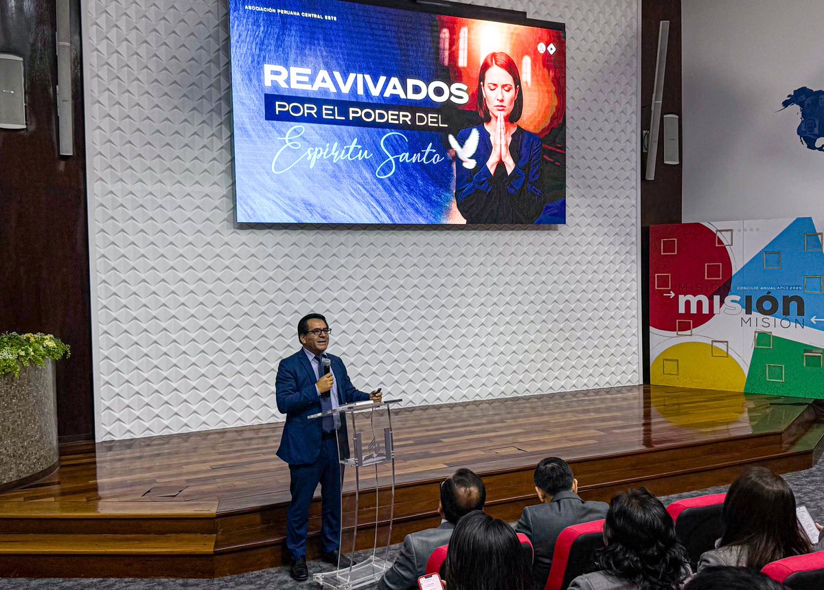 AdventistasAPCE's tweet photo. 🔥 El Pr. Carlos Requejo nos llamó a vivir bajo el poder del Espíritu, recordando la luz que Apocalipsis 18:1 promete para la misión. 🙏✨
Además, se presentó el libro “Recibiréis Poder”, estudio anual que fortalecerá nuestra vida espiritual y familiar. 📘
#ConcilioAnualAPCE https://t.co/5WyOcwE46n