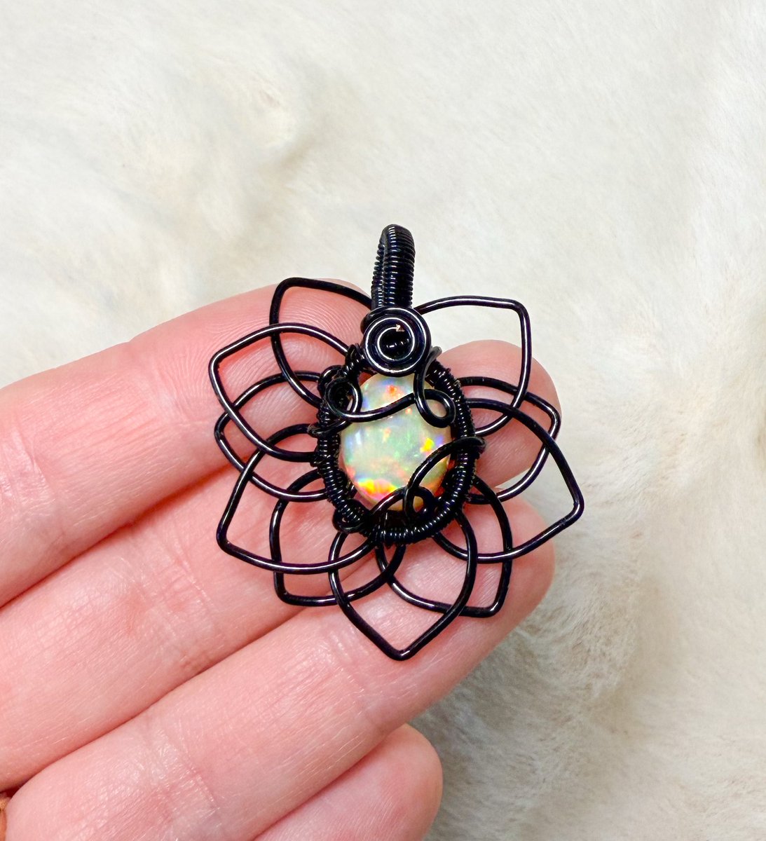 opal sunflower pendant 🌻🌈

coming to my shop Thurs. 12/11 at 8pm est