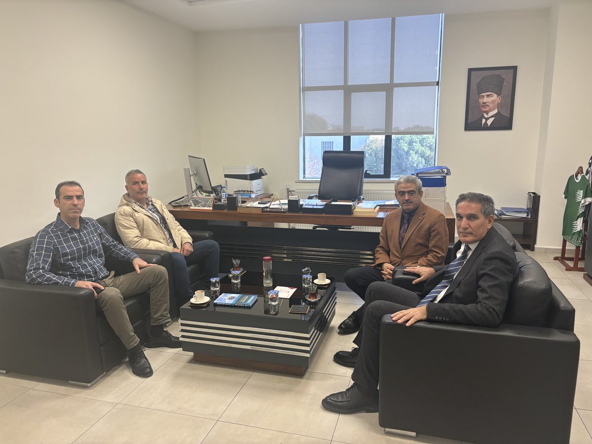 DEĞERLİ ARKADAŞLARIM, DEVLET SU İŞLERİ BÖLGE MÜDÜR YARDIMCILARIMIZ MUZAFFER GÖMLEKSİZ VE BEKİR PEHLİVANI ÇİNE AKÇAOVA MAHALLEMİZDEN ALİ ÇAMLI BERABER ZİYARET ETTİK. KIYMETLİ MÜDÜRLERİMİZE GÖSTERDİĞİ MİSAFİRPERVERLİK İÇİN TEŞEKKÜR EDER, SELAM VE SEVGİLERİMİ SUNAR BAŞARILAR DİLERİM