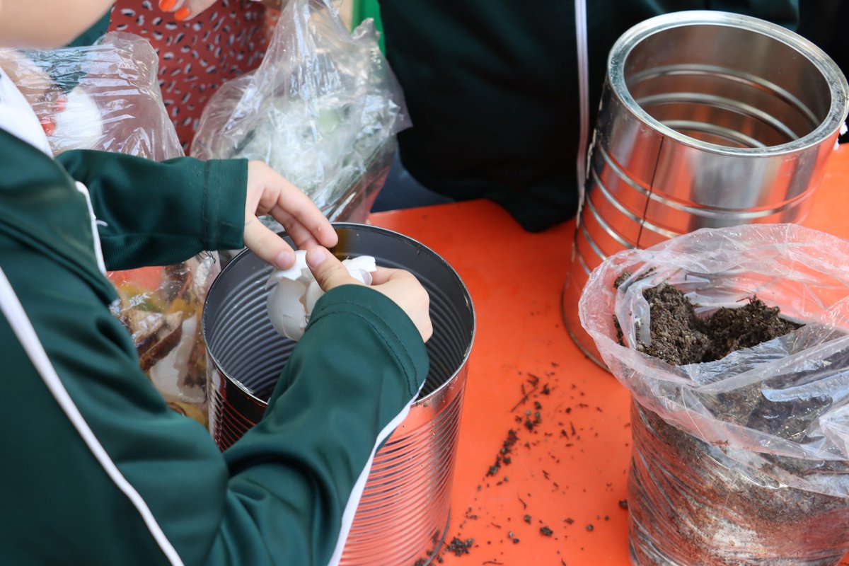Atendiendo la invitación del J.N. Juan J. Rousseau, realizamos un taller de composta con los alumnos del plantel.
La actividad contó con la participación de madres y padres de familia.
Gracias al compromiso del gobernador <a href="/AlfonsoDurazo/">Alfonso Durazo</a>  seguimos impulsando la educación ambiental