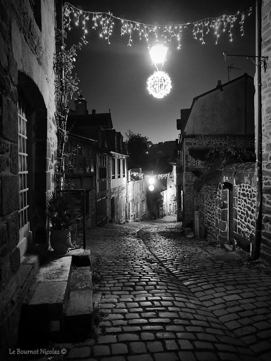 La rue du Petit Fort à Dinan sous la lueur des fêtes.
Je vous souhaite une excellente soirée