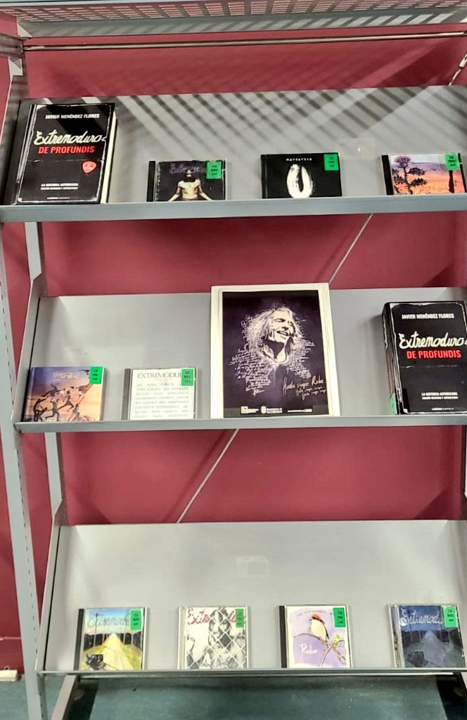 CriadoEnterado's tweet photo. La biblioteca de Alcobendas, en homenaje a Robe Iniesta, maestro de la música y las letras. https://t.co/GvIrBxzcQu