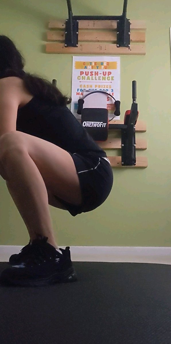 Video_Fit's tweet photo. dvd title: P90X Legs &amp; Back (minus the back), I did planks &amp; standing core exercises, &amp; a few squats while they were doing back. The exercises were mostly high rep, body weight which didn't hurt my achy neck. yay
Day 52 deep squats #postureperfect https://t.co/v5KwYiCPJy