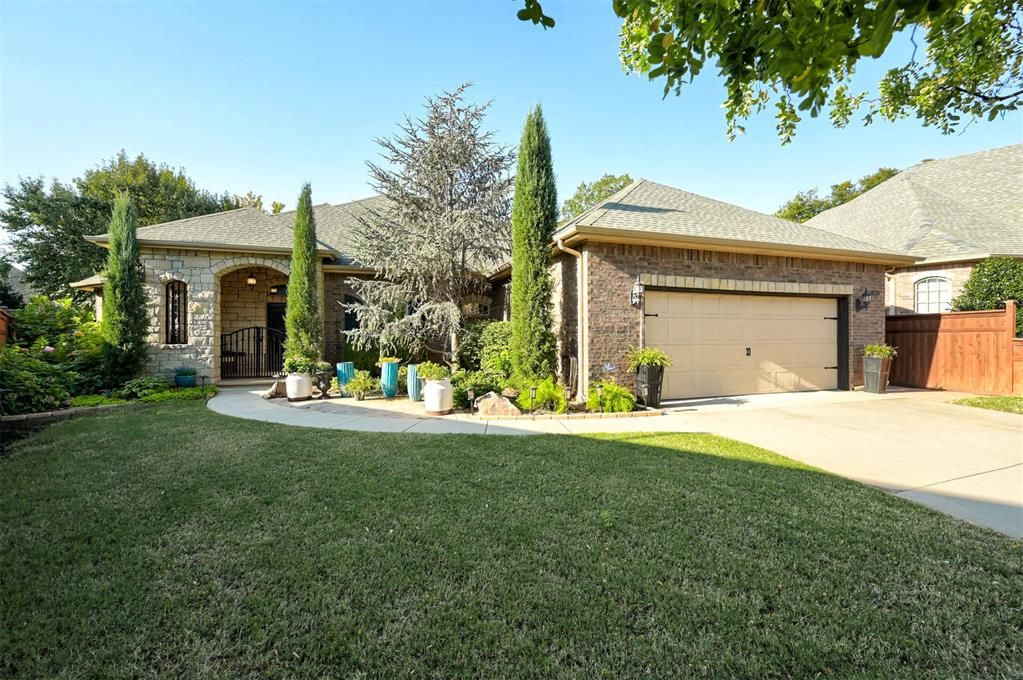 WyattPoindexter's tweet image. Gated community living in NW OKC's Hidden Creek! 2 beds, 2 baths, 2166 sq ft w/ den/office &amp;amp; bonus room. 
📍 Listed by Ryan R. Hukill – The Agency Oklahoma  5632Nw126thStreet.com
#OKC #GatedCommunity #LowMaintenance #TheAgencyOK #5632NW126thST