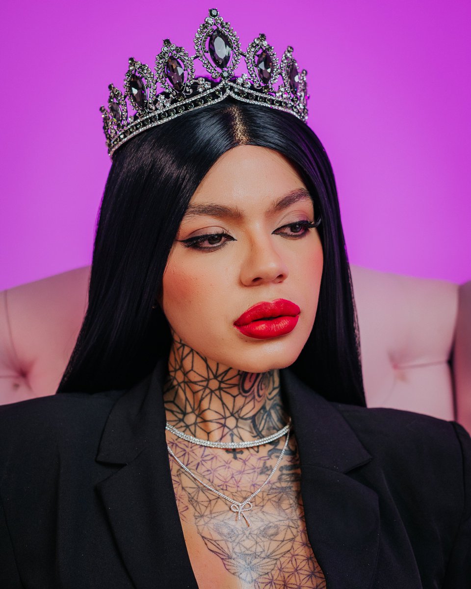 👑 Cada corona merece un cuidado real.
Melissa Gate lo sabe, y por eso confía en Rolda, la marca que realza su estilo con fuerza, brillo y actitud.
Desde la fijación perfecta hasta el toque final, cada producto Rolda está hecho para mantener tu look intacto y poderoso.
💥 Porque
