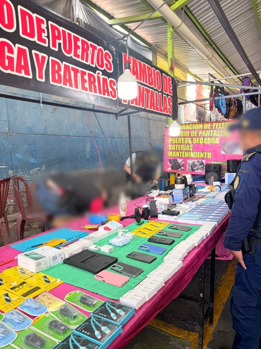 #AHORA La Fiscalía contra el Crimen Organizado, por medio de la Unidad contra el Robo de Terminales Móviles, y la Policía Nacional Civil realizó un operativo en el mercado El Guarda, zona 11 de la capital. Vía <a href="/JCChanta_EU/">Juan Carlos Chanta</a>