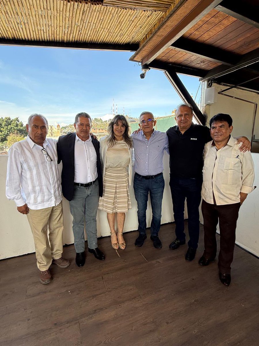 hectorpablo_'s tweet photo. Me reuní esta mañana con amigos de muchos años que tienen liderazgos en el PRI, ex diputados, ex presidentes municipales ex dirigentes estatales con quienes decidimos seguir haciendo política en Oaxaca. Aquí saludamos a mi amigo @noejaracruz https://t.co/VRJ380NJ0X