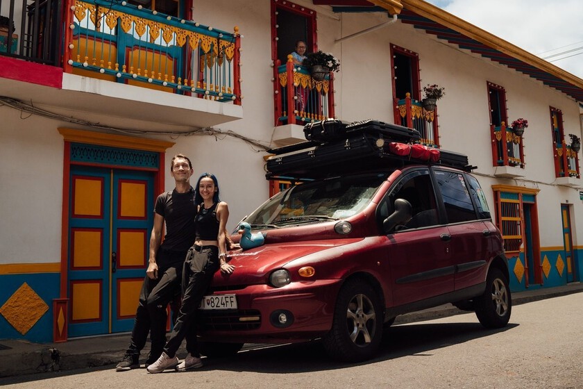 Una pareja convirtió el coche más feo del mundo en una camper de expedición por menos de 4.000 euros. Y está llegando más lejos que muchos 4x4 motorpasion.com/p/332579