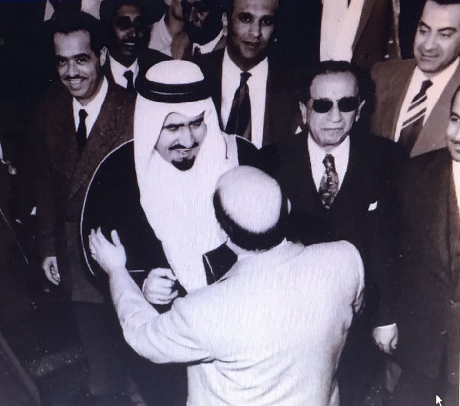 SaudBinMajeed's tweet photo. صورة من التاريخ للفنانين #وديع_الصافي و #فريد_الأطرش في استقبال صاحب السمو الملكي الأمير محمد بن عبدالعزيز خلال زيارته للبنان في الستينات الميلادية https://t.co/7Tfvgv0Khv