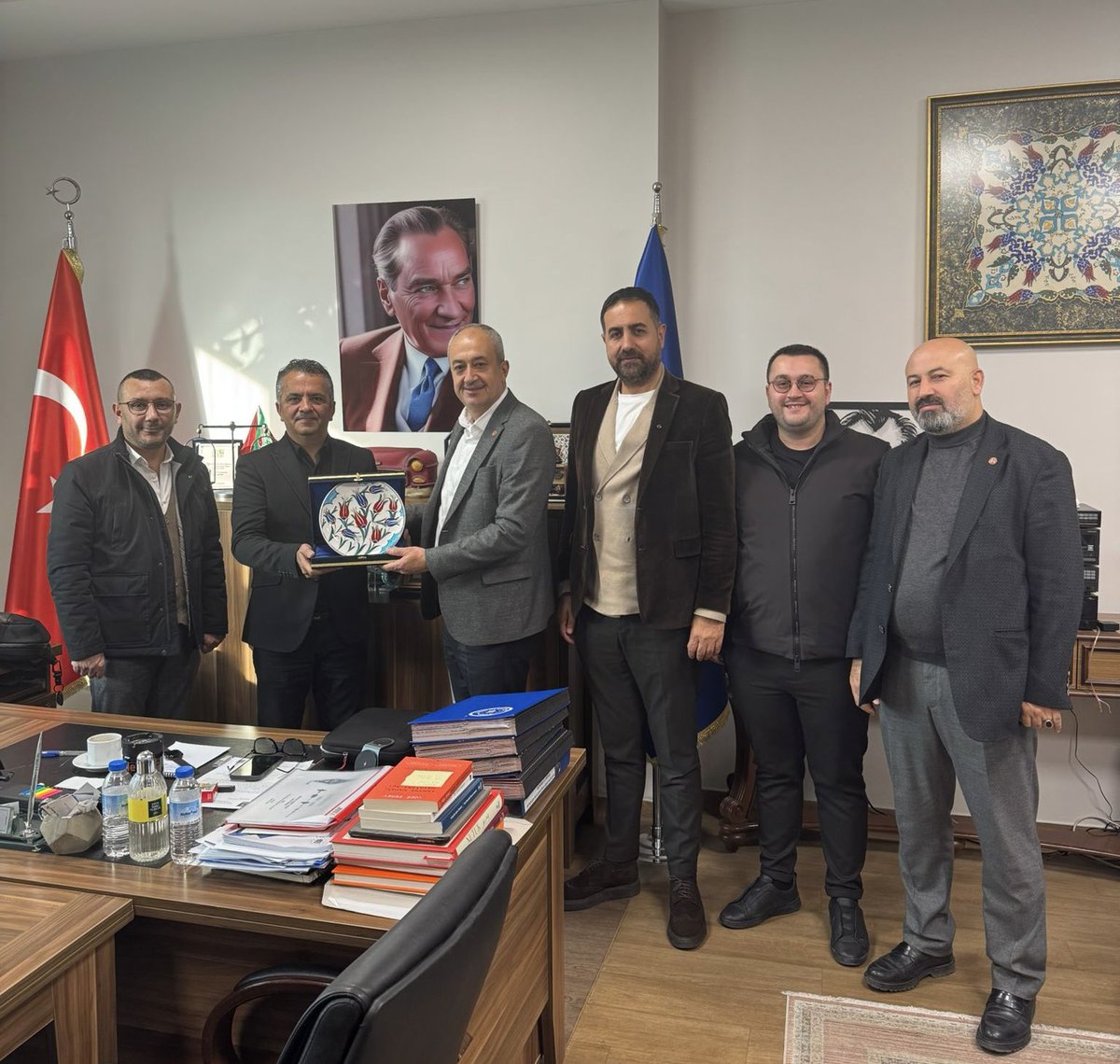 BursaTSO's tweet photo. 🚍 BTSO 4️⃣3️⃣’üncü Meslek Komitemiz, Bursa Büyükşehir Belediyesi Bilgi İşlem Daire Başkanı Hakan Arık’ı ziyaret etti. 

🔸 Meclis Üyelerimiz Mehmet Karadavut ve Eren Şengüzel, Komite Başkanımız Hasan Uz, Komite Başkan Yardımcımız Ömer Toker ve Komite Üyemiz Faik Akgöz’ün yer aldığı ziyarette yolcu ve servis taşımacılığı sektörüne yönelik işlemlerde dijitalleşme süreçlerinin hızlanması başta olmak üzere talepler ve çözüm önerileri görüşüldü.