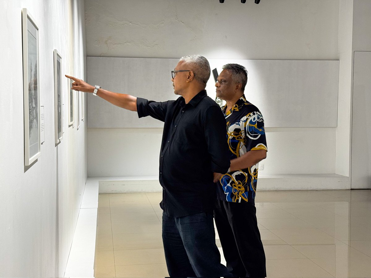 MaleCitymv's tweet photo. Mayor @adamazim attended 'RAAJJE - A Journey Back in Time' , This moving exhibition by Baachy offers a beautiful look into our history, honouring the Maldives before us. A touching tribute dedicated to his father, Hassan Haleem.

@baachy2013 https://t.co/DhUAgD9RjE