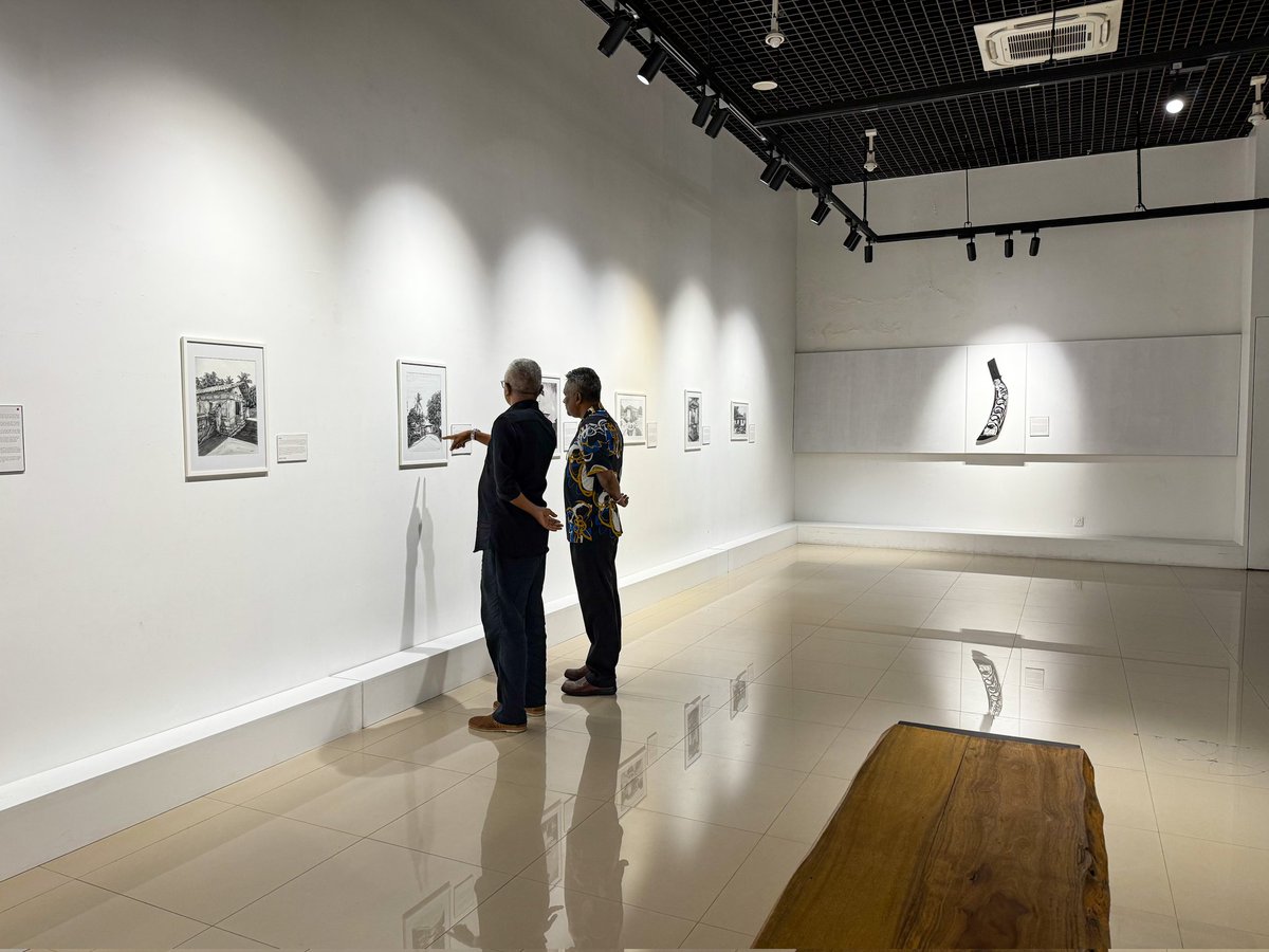 MaleCitymv's tweet photo. Mayor @adamazim attended 'RAAJJE - A Journey Back in Time' , This moving exhibition by Baachy offers a beautiful look into our history, honouring the Maldives before us. A touching tribute dedicated to his father, Hassan Haleem.

@baachy2013 https://t.co/DhUAgD9RjE