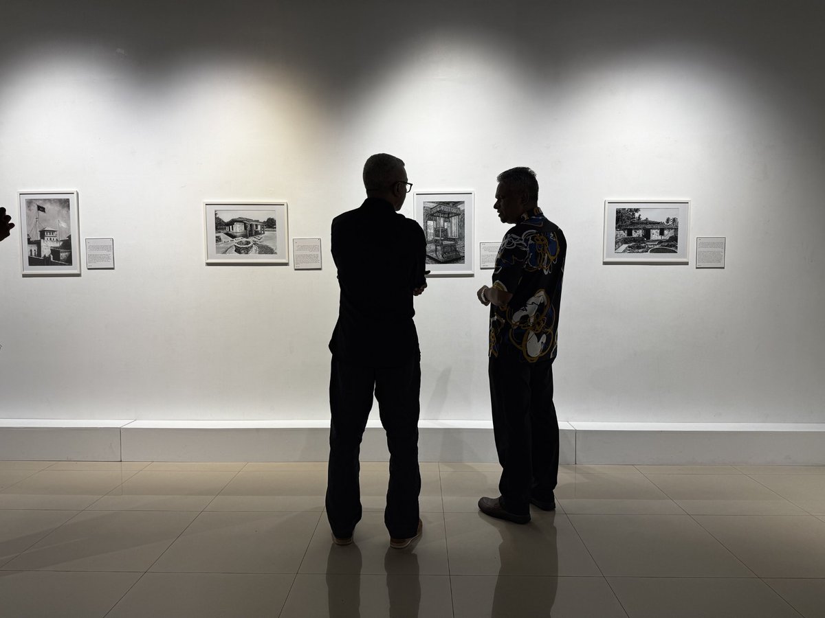 MaleCitymv's tweet photo. Mayor @adamazim attended 'RAAJJE - A Journey Back in Time' , This moving exhibition by Baachy offers a beautiful look into our history, honouring the Maldives before us. A touching tribute dedicated to his father, Hassan Haleem.

@baachy2013 https://t.co/DhUAgD9RjE
