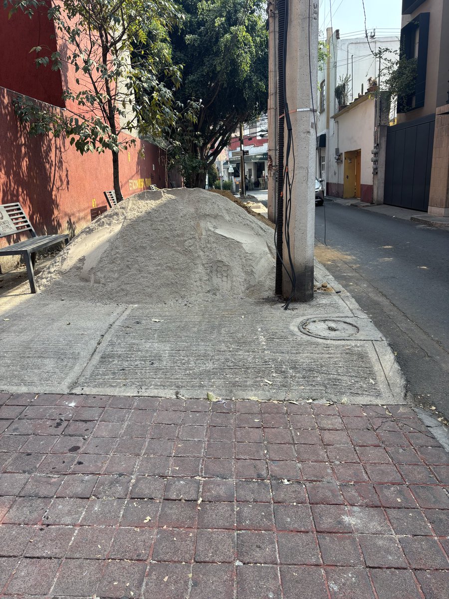 Ciofrade's tweet photo. @BJAlcaldia cada vez están peor!! Calle Jean M Nattier y Augusto Rodin dejaron en toda la banqueta estas dos montañas de tierra! No se puede pasar, la calle es estrecha y bajar para pasar es un peligro; en la banqueta de enfrente no cabe ni una persona!! Quien fue el brillante!?? https://t.co/31yPSoWtGS