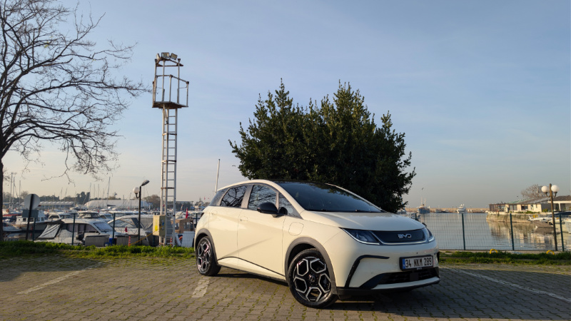 🐬 Şehrin Yeni Yunusu Testte: BYD Dolphin İle 1 Hafta!

Elektrikli dünyasının yeni oyuncusu BYD Dolphin (150 kW Design) misafirim oldu. Adı gibi sevimli mi, yoksa dişli bir rakip mi? 🌊

İşte editörün filtresiz notları:

✅ Neleri Sevdim?

Donanım Canavarı: Sınıfına göre çok
