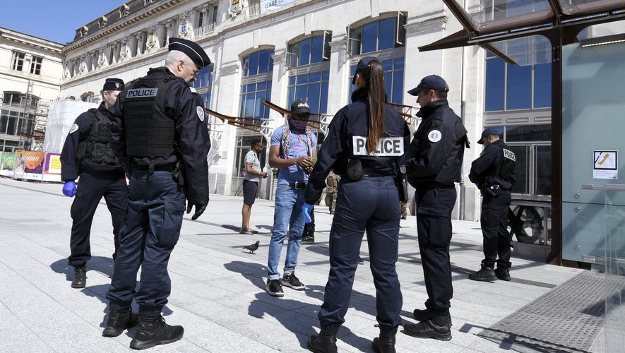 🔴🇫🇷 𝗔𝗟𝗘𝗥𝗧𝗘 𝗜𝗡𝗙𝗢 — Deux femmes ont été VIOLEMMENT FRAPPÉES au visage, sans raison, par Zalatgul B., un migrant Afghan, aux abords de la Gare du Nord, à Paris. Il aurait également crié : « Nique les Français ! »

Une femme marchait dans la rue lorsque l’homme l’a