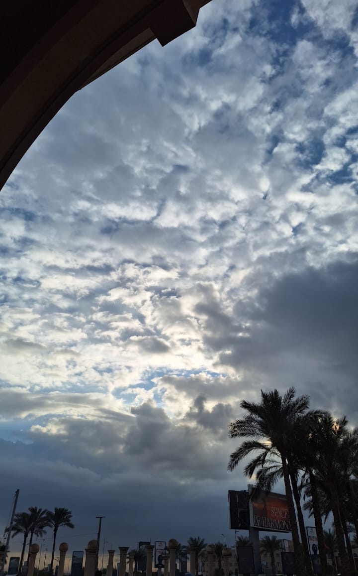 متعة النظر للسماء بعد المطر الغزير