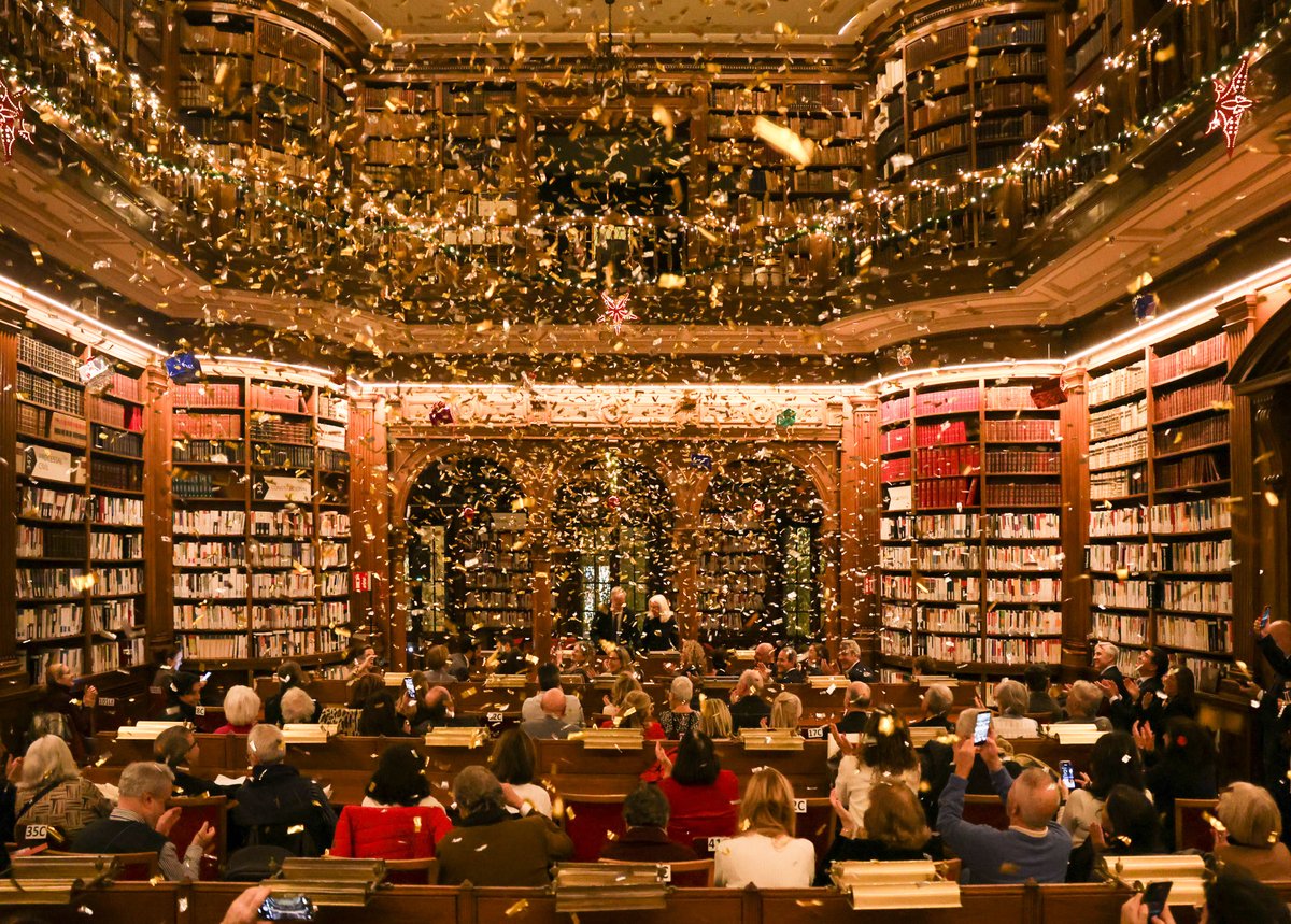 ICABarcelona's tweet photo. 🎄✨ La Biblioteca de l'ICAB dona la benvinguda a les festes de Nadal amb la seva tradicional encesa de llums i un concert a càrrec del Grup de Música Clàssica de l'ICAB. El secretari i bibliotecari, @Carles_GR, ha donat el tret de sortida a aquesta època tan especial de l'any. https://t.co/ocbk8XoThG
