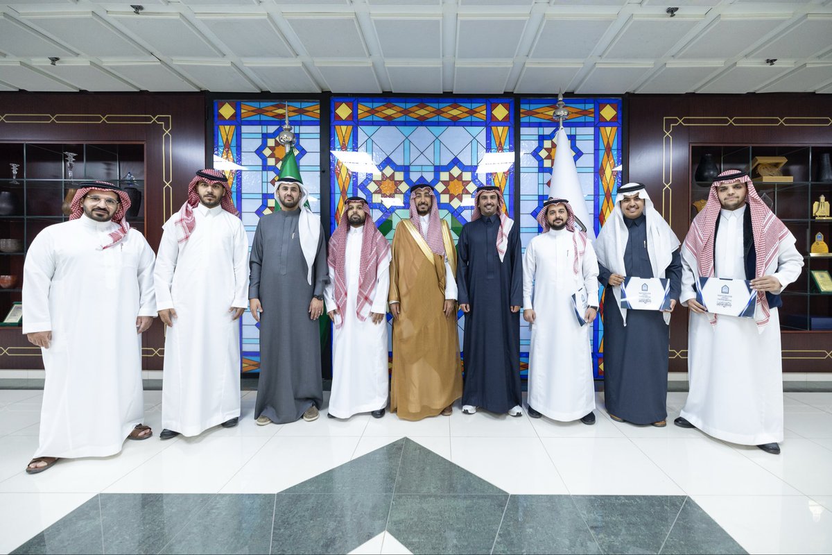 imsiu_VREA's tweet photo. كرّم سعادة وكيل #جامعة_الإمام للشؤون التعليمية الدكتور/عبدالله بن عبدالرحمن الأسمري فريق ROBOCAR2030 تقديرًا لمشاركتهم المتميزة في أولمبياد الروبوتات العالمي WRO 2025 بسنغافورة، وما حققوه من تمثيل مشرف يعكس تميز طلاب الجامعة وقدرتهم على الإبداع في مجالات التقنية والذكاء الاصطناعي.
 #WRO2025 #الابتكار #الذكاء_الاصطناعي 
https://t.co/40Du03tF9P