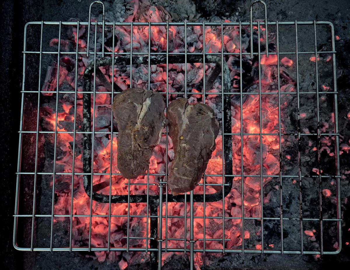 Day 6

I've got an early morning so settled for plankie steak tonight!

This cut is called oyster blade, it's from the shoulder or chuck region.

Picked up 4 from Woolies, so tonight and tomorrow is sorted 👏