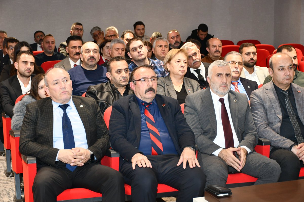 tulasimsen's tweet photo. ANKARA ŞUBELERİ YÖNETİM KURULU ÜYELERİMİZLE  GENEL MERKEZİMİZDE BİR ARAYA GELDİK

Ankara Şubeleri Yönetim Kurulu Üyelerimizle, Genel Merkezimizde bir araya geldik. 
Toplantıda, Genel Başkanımız Sayın Mustafa Nurullah ALBAYRAK, sendikal faaliyetlerimiz, ulaşım çalışanlarımızın çözüm bekleyen sorunları ve önümüzdeki süreçte yapılan sendikal çalışmalar hakkında kapsamlı değerlendirmelerde bulundu.

Sayın Genel Başkanımız, konuşmasında Türk Ulaşım-Sen’in yıllardır sürdürdüğü onurlu, milli ve ilkeli duruşun, sadece bir sendikal çizgi değil; vatanına, milletine ve çalışanına sadakatin adı olduğunu vurguladı. Türkiye’nin dört bir yanında raylarda, havada ve denizlerde alın teri döken çalışanlarımızın sesi olmanın, teşkilatımız için kutsal bir sorumluluk olduğunu ifade etti.

Toplantıda, çalışanlarımızın sorunları ve bu sorunlara yönelik yürütülen çalışmaları detaylarıyla paylaşan Sayın Genel Başkanımız,  Türk Ulaşım-Sen’in, her koşulda üyelerinin yanında duran, ilkelerinden asla taviz vermeyen, milli kimlik ve sendikal ahlakla yoğrulmuş bir mücadele hareketi olduğu vurguladı.

Genel Başkanımız Sayın ALBAYRAK, “İlkemiz, Önce Ülkemiz” düsturuyla çıktığımız bu yolda, çalışanlarımızın emeğini korumak, haklarını korumak ve geliştirmek için kararlılığımızın her zamankinden daha güçlü olduğunu belirtti. Dayanışmanın, kardeşliğin ve teşkilat ruhunun, mücadelemizin temeli olduğunun altını çizdi.

Türk Ulaşım-Sen olarak, hizmet kolumuzun her bir çalışanı için her zaman ki azmimizle mücadelemizi aynı inanç ve cesaretle sürdüreceğiz.