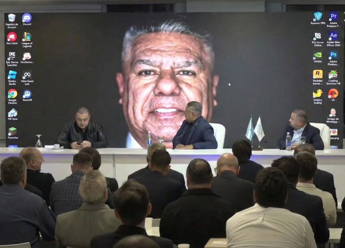 EL CHIQUI TAPIA TIENE EL ESCRITORIO DIVIDIDO EN DOS ZONAS DE 15 PROGRAMAS