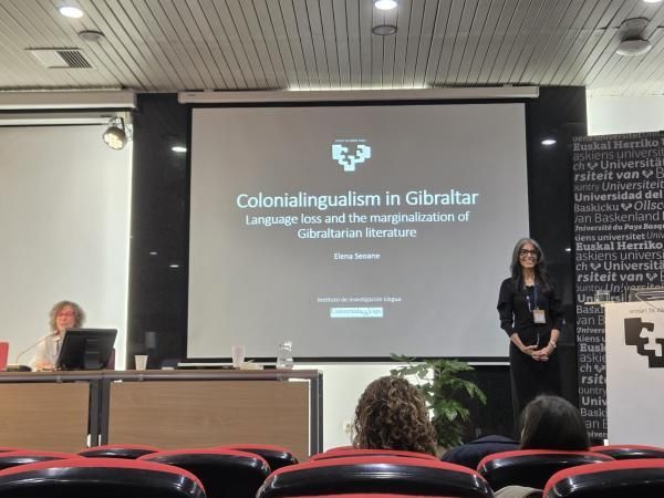 ilingua_uvigo's tweet photo. Elena Seoane, membro do iLingua, deu a conferencia plenaria titulada "Colonialingualism in Gibraltar: Language Loss and the Marginalization of Gibraltarian Literature" no AEDEAN 48, en Vitoria-Gasteiz. Noraboa! https://t.co/QeBQifzkzw