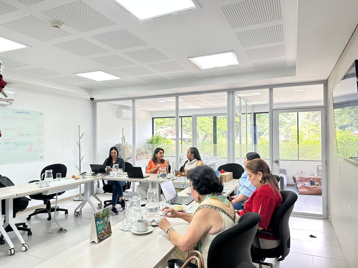 Procaña avanza junto a la Secretaría de Agricultura del Valle y la <a href="/FcgRiocas/">Fundación Caicedo González Riopaila Castilla</a> a en la agenda del programa Aldeas, fortaleciendo capacidades rurales y el procesamiento de alimentos de huertas familiares.
Alianzas que generan valor.

#Sostenibilidad #DesarrolloRural #SectorDeLaCaña