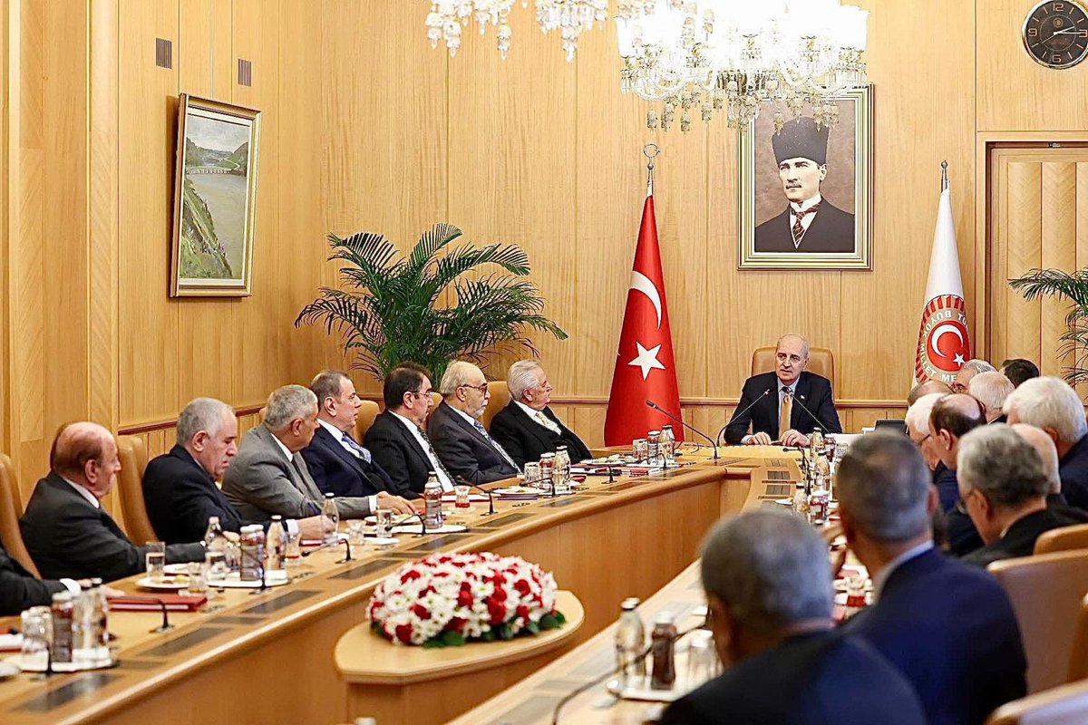 farisozdemirr's tweet photo. TBMM Başkanımız @NumanKurtulmus ile bir araya gelerek Terörsüz Türkiye sürecine dair görüş ve önerilerimizi paylaştık.
Sayın Başkan’ın sürece verdiği güçlü destek ve ortaya koyduğu kararlılık, bizlere de moral ve umut verdi.

Toplumun adalete olan güvenini yeniden inşa ederek demokratikleşmeyi güçlendirmek hepimizin ortak sorumluluğudur.

Zor dönemlerde bölgemizde siyaset yapan biri olarak, bugün Türkiye’nin ulaştığı huzur ve kardeşlik ortamının kıymetini çok iyi biliyorum. Bu sürecin bu kez mutlaka başarıya ulaşacağına yürekten inanıyorum.