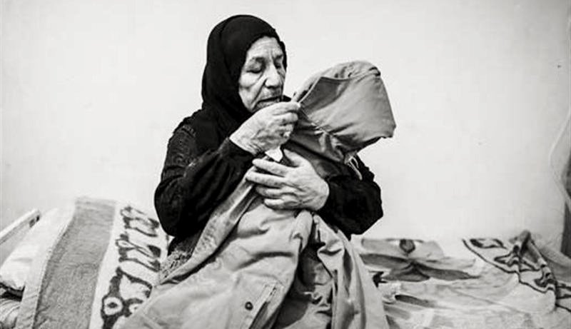 دلتنگیِ یک مادر شهید، تمام خوزستان را معنا می‌کند؛
آغوشی که سال‌هاست خالی مانده، اما هنوز از عشق و وفاداری لبریز است.
این سکوت، بلندترین روایتِ «حضرت مادر» است.
#حضرت_مادر
#نور_آسمانی