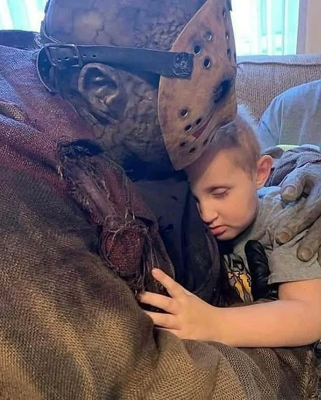 A terminally ill 5-year-old boy obsessed with horror movies found comfort in a Jason Voorhees cosplayer shortly before he passed away. 🤍

Sometimes monsters can be heroes. 😭