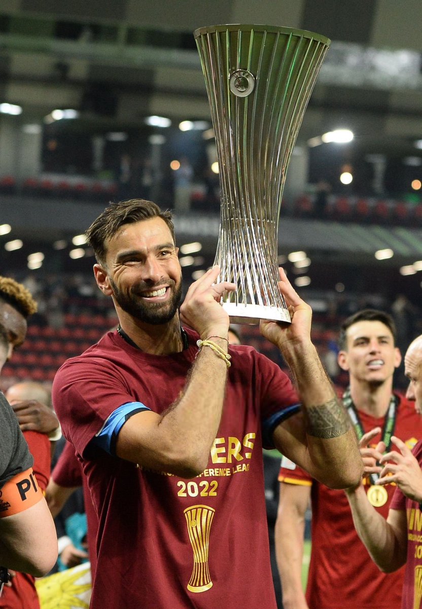 ActuFoot_'s tweet photo. 🚨 OFFICIEL ! 𝗥𝗨𝗜 𝗣𝗔𝗧𝗥𝗜𝗖𝗜𝗢 🇵🇹 𝗣𝗥𝗘𝗡𝗗 𝗦𝗔 𝗥𝗘𝗧𝗥𝗔𝗜𝗧𝗘 𝗔̀ 𝟯𝟳 𝗔𝗡𝗦 ! 👋🧤 https://t.co/w17YRqN1a3