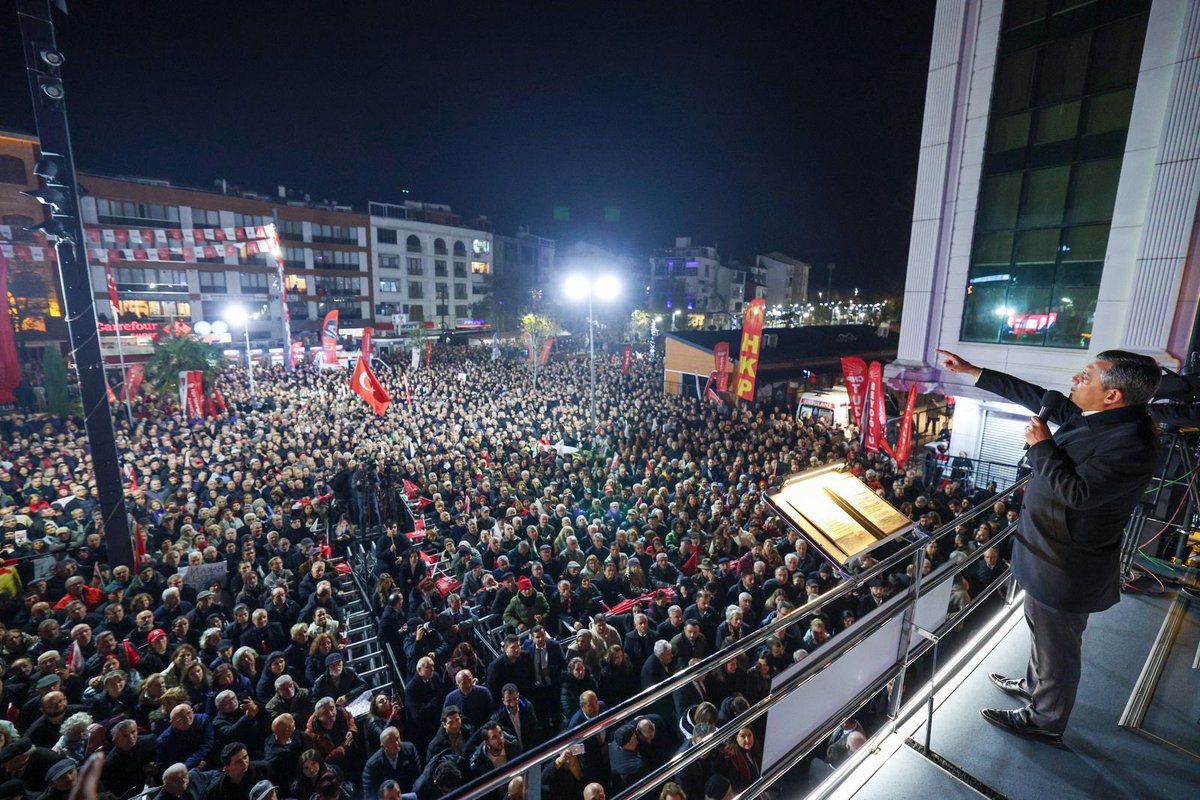 eczozgurozel's tweet photo. Biz kışın sıcak, yazın serin salonlarda değil milletin kalbinde siyaset yapıyoruz!

Umut millettedir. Umut meydanlarda büyür.

74. eylem için bu soğuk havada meydanı dolduran Çatalca halkına teşekkür ediyorum.

Müesses Nizam kaybedecek, millet kazanacak, Türkiye kazanacak!